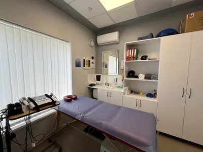 Sala de fizioterapie cu aparatură de recuperare